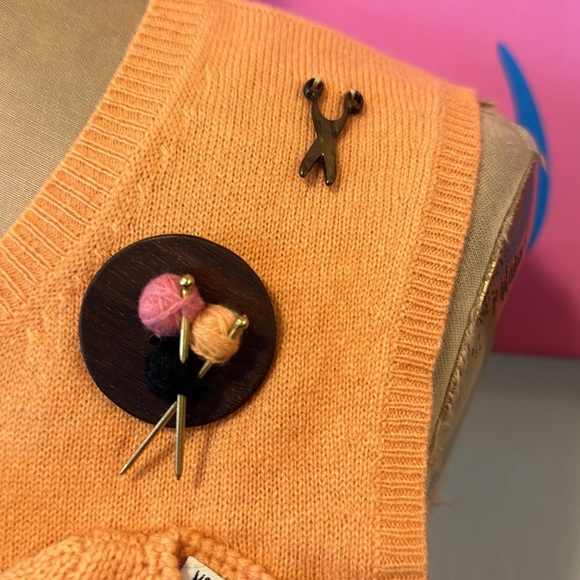 Moschino Peach Orange Cashmere Sweater Thread Spool Hanger Scissors RARE - Picture 6 of 13
